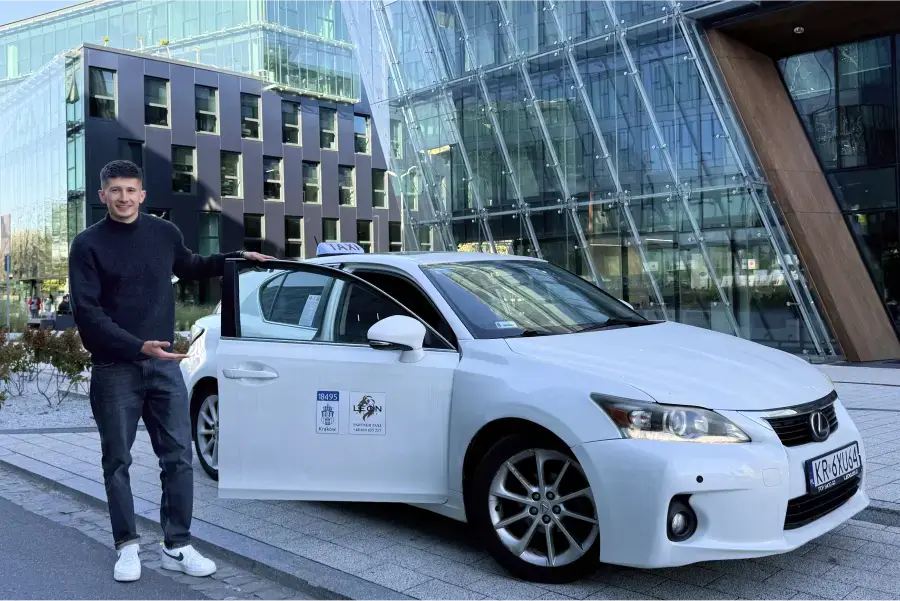 Kierowca taxi przy samochodzie